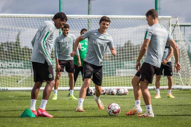 32岁内马尔沙特躺平 36岁莱万西甲拼命15场进17球